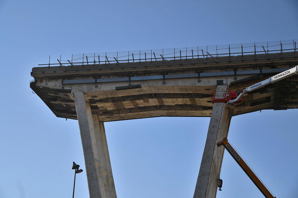 Quello che resta del ponte, sullo sfondo il cielo azzurro