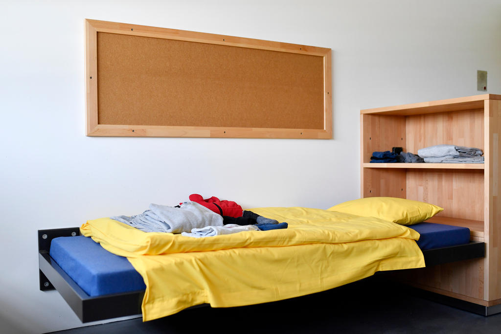 Ein Bett in einer Gefängniszelle