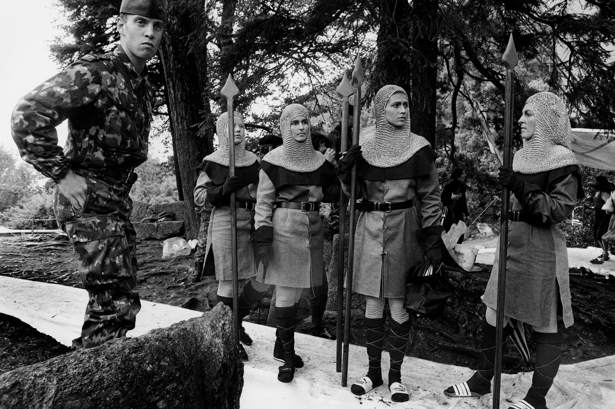 Un soldado y cuatro personas vestidas de guardias medioevales