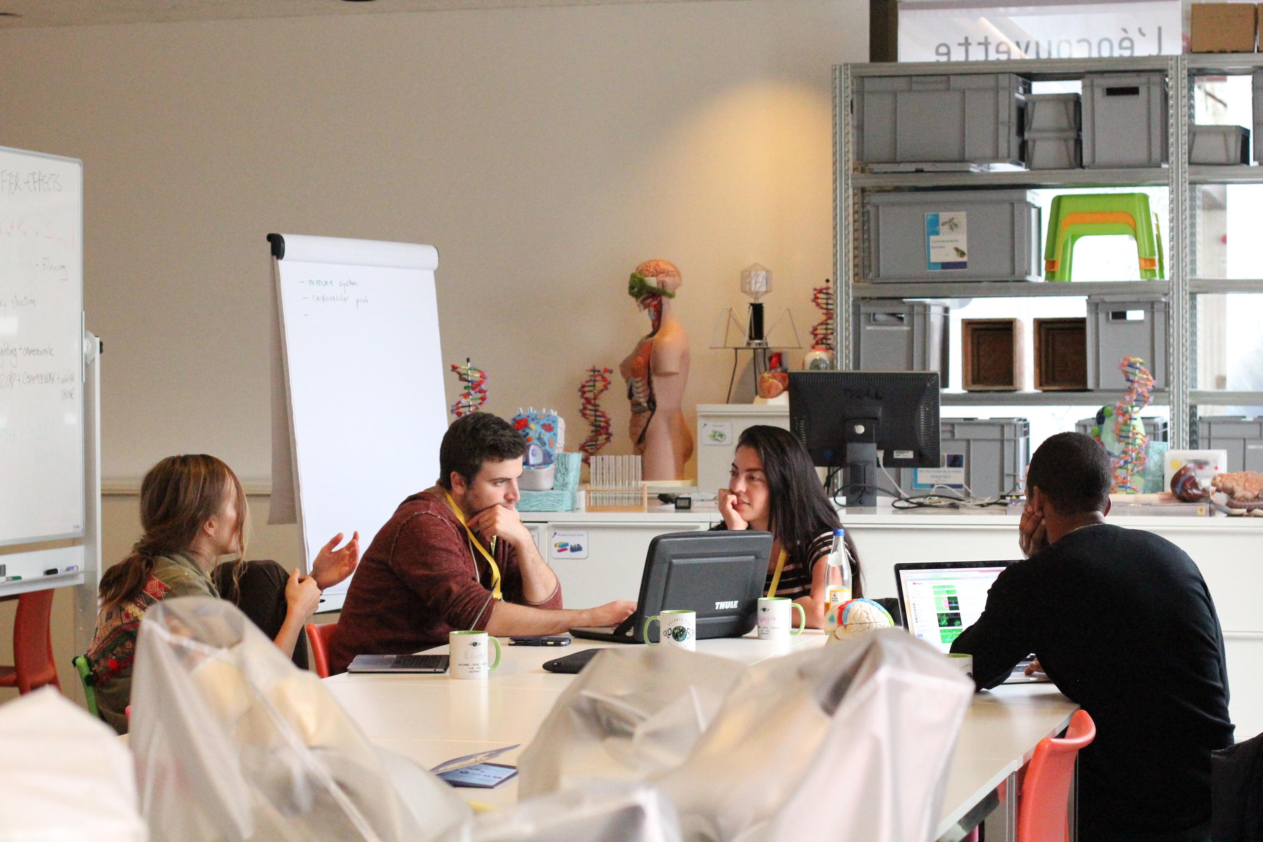 イベント第1日目で討論する参加者4人