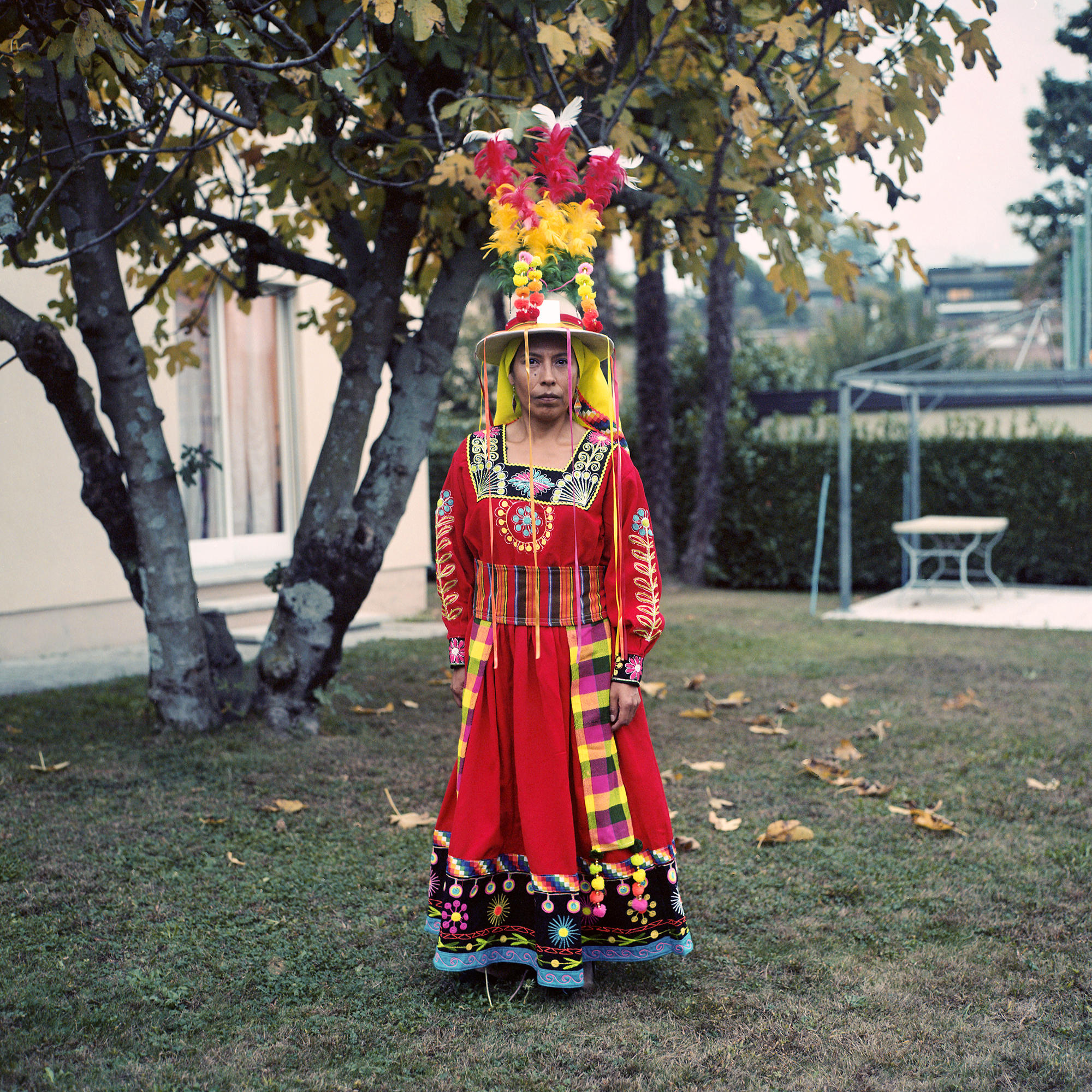 Mujer con vestimenta típica de Bolivia (muy colorida y un sombrero coronado con un penacho)