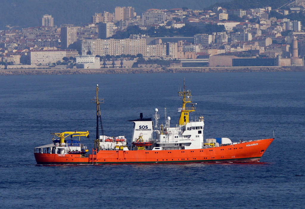 La nave Aquarius nelle acque francesi mentre lascia il porto di Marsiglia