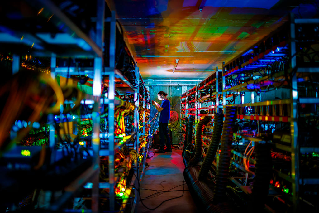 Un hombre en medio de instalaciones eléctricas de colores