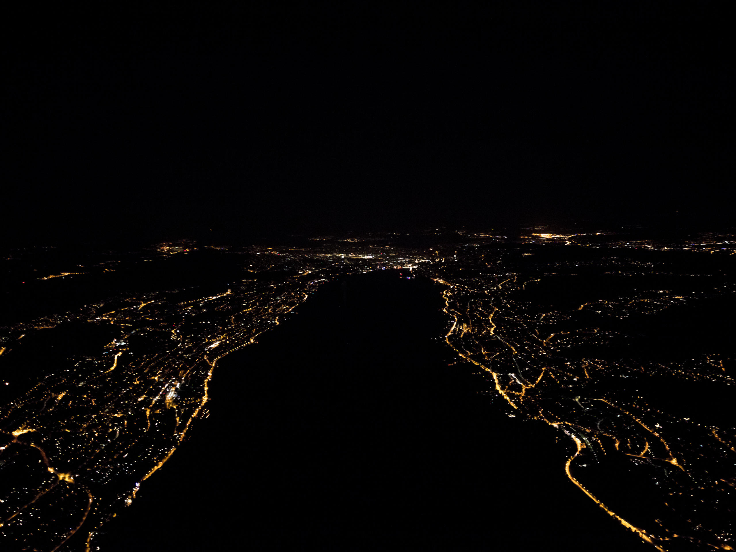 Anflug auf eine Stadt in der Nacht