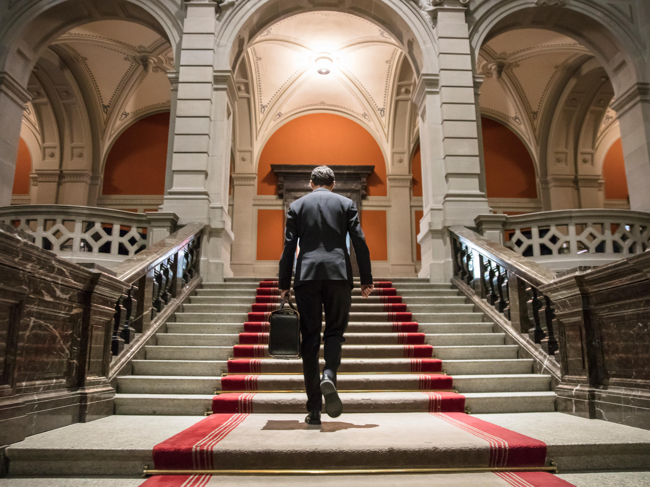 連邦議事堂の階段を登る男性