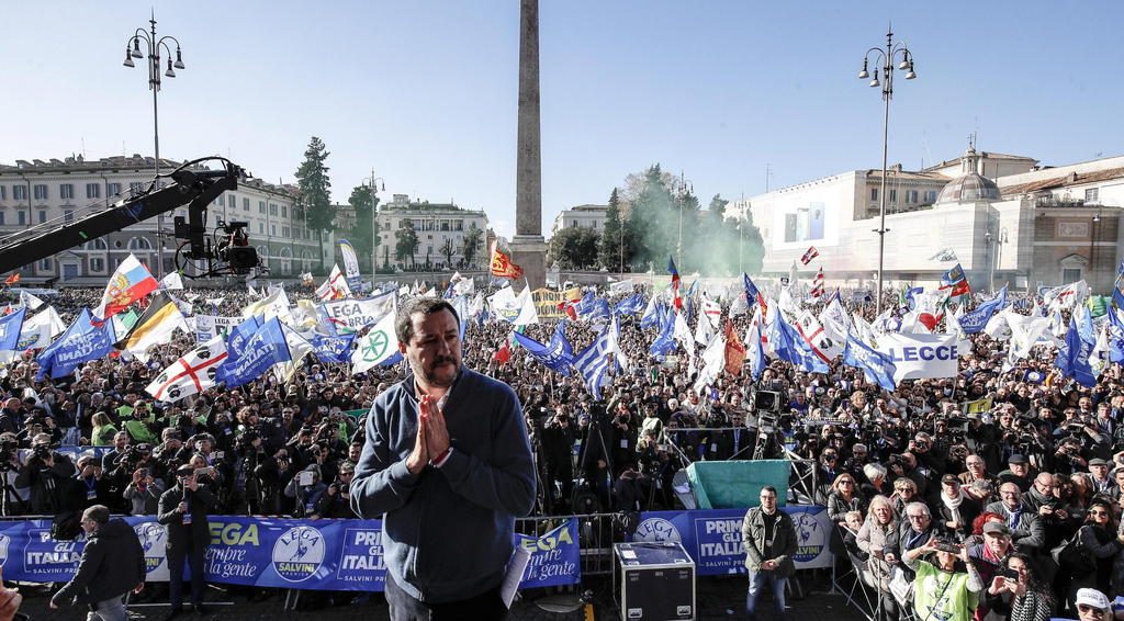 matteo salvini sul podio davanti a una folla di supporter