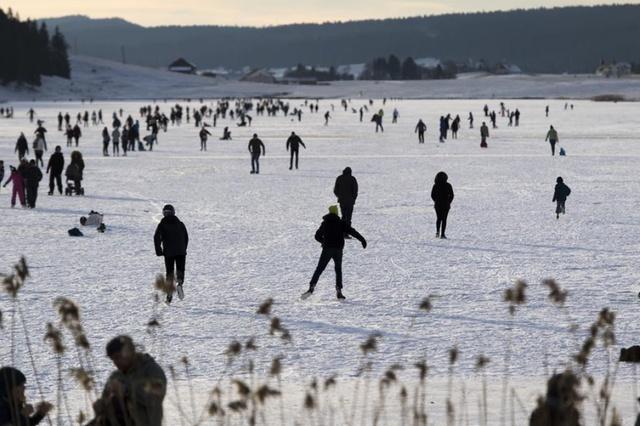 冰封湖面上滑冰的人群