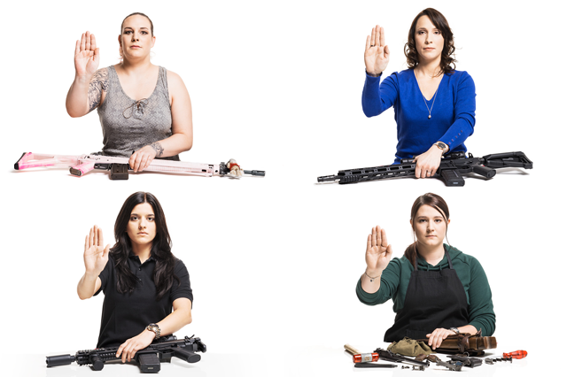 quattro donne con un fucile e una mano alzata