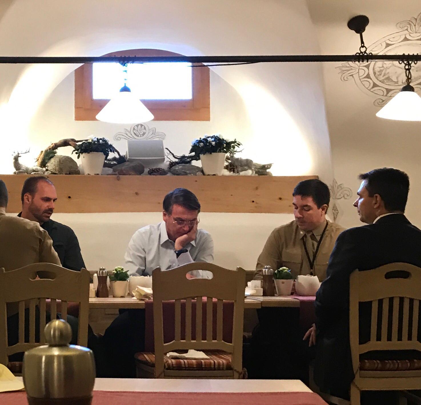 Jair Bolsonaro e assessores tomam café da manhã em restaurante de Davos