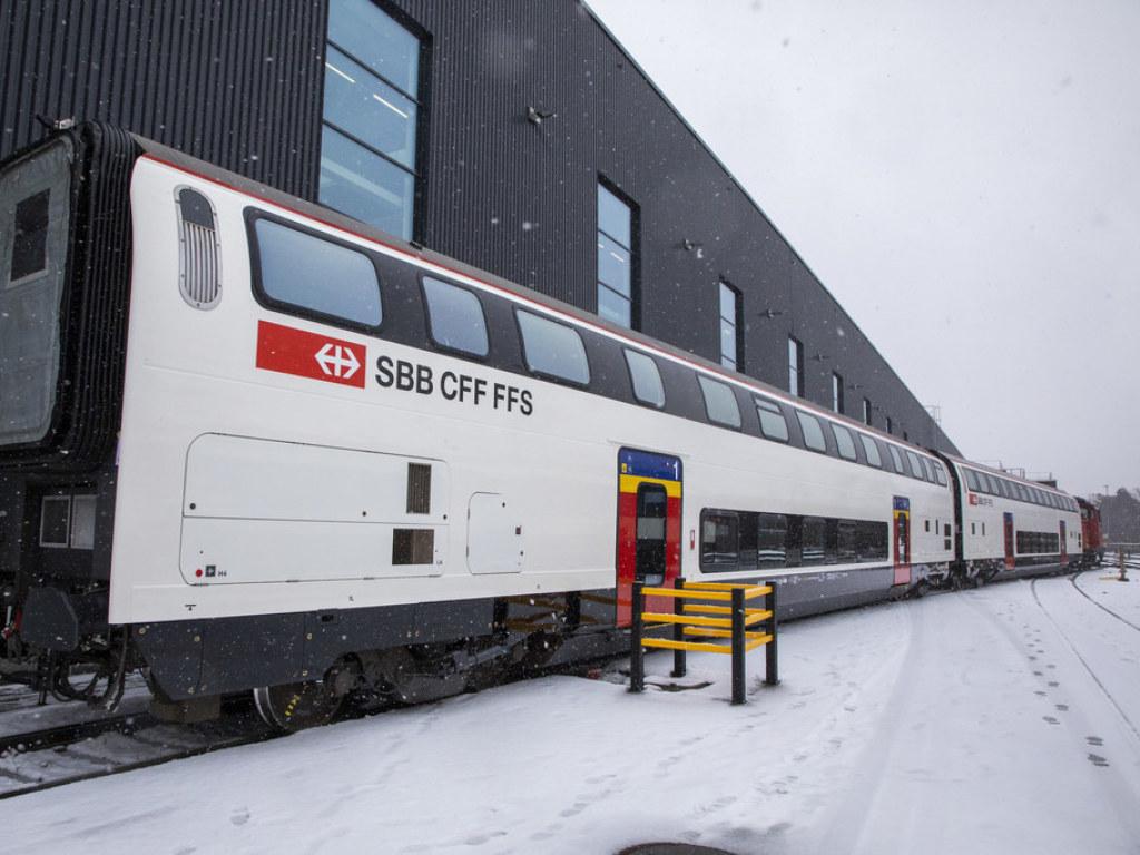 Les deux premiers wagons modernisés des IC2000 sortis des ateliers ...