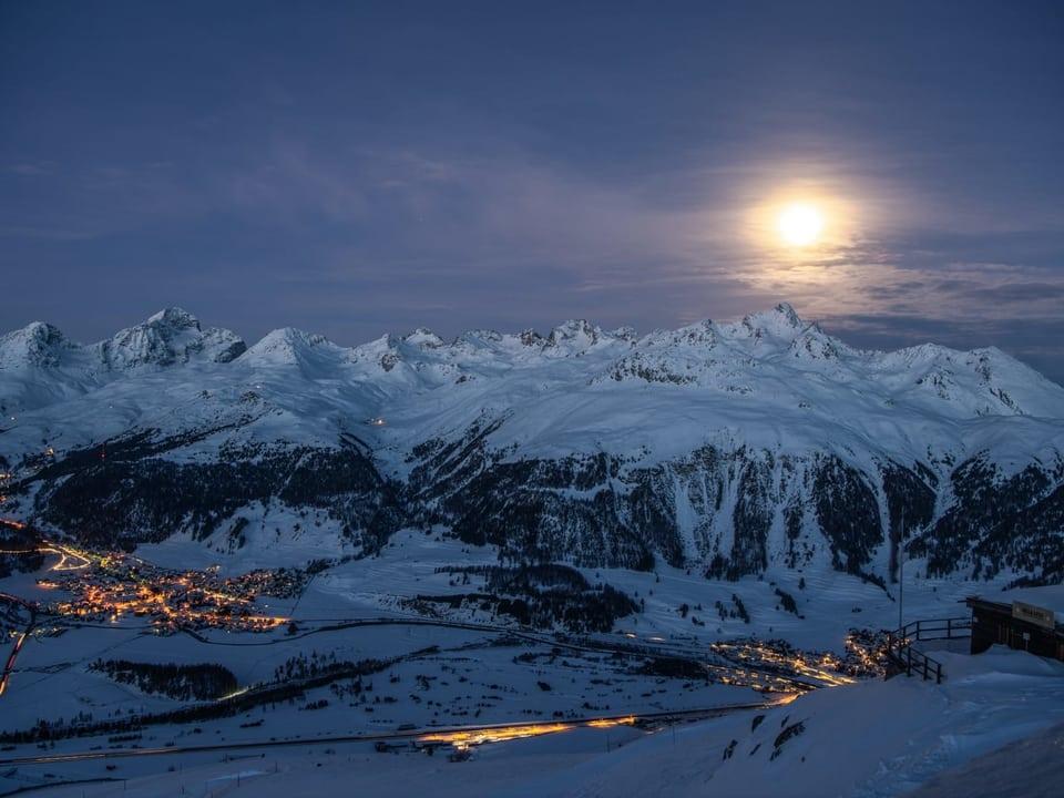 Муоттас Мурагл (Muottas Muragl), кантон Граубюнден. Снежные Альпы, луна над зимним городом.