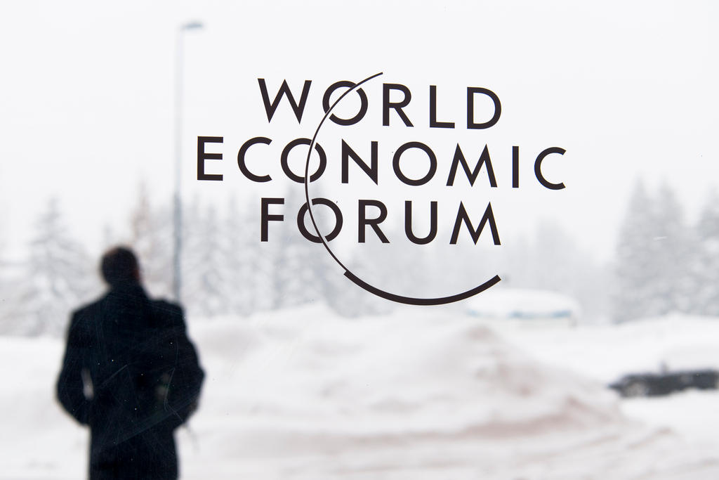 Mann im Schnee, sichtbar ist ein Schriftzug World Economic Forum