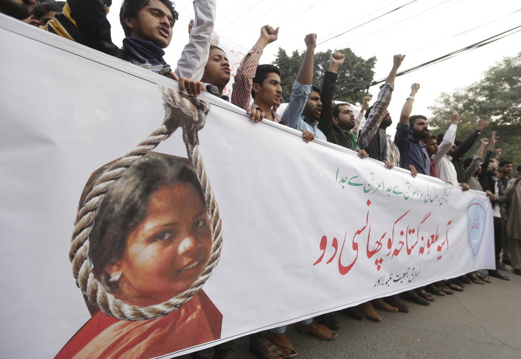 Manifestación con una manta con imagen de Asia Bibi