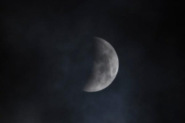 从卢塞恩Sempach观测到的月全食景象。