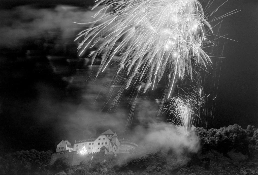 Fuegos artificiales en Dauz. Al fondo se observa un castillo