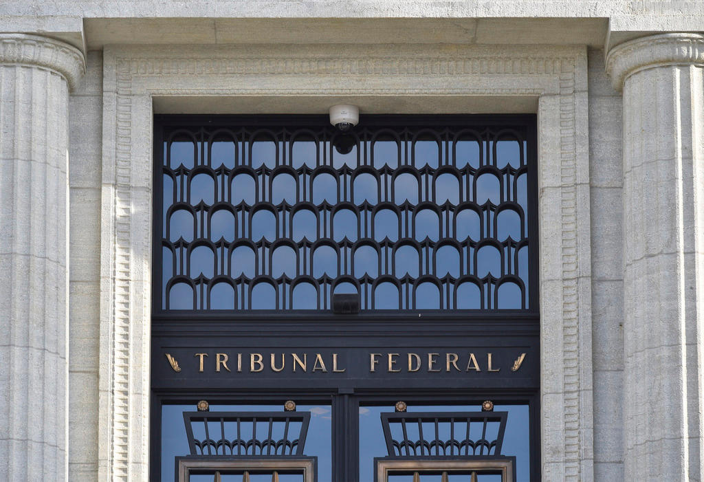 Primo piano del lucernario sopra il portale del Tribunale federale di Losanna (con scritta Tribunal Federal)