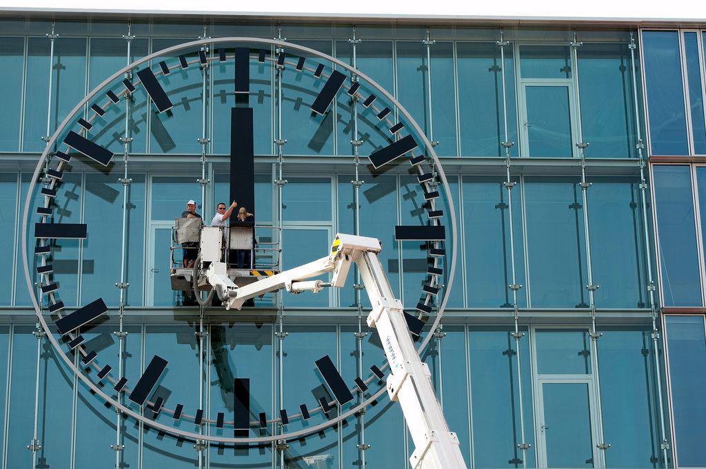 Montage des aiguilles d une énorme horloge de gare.