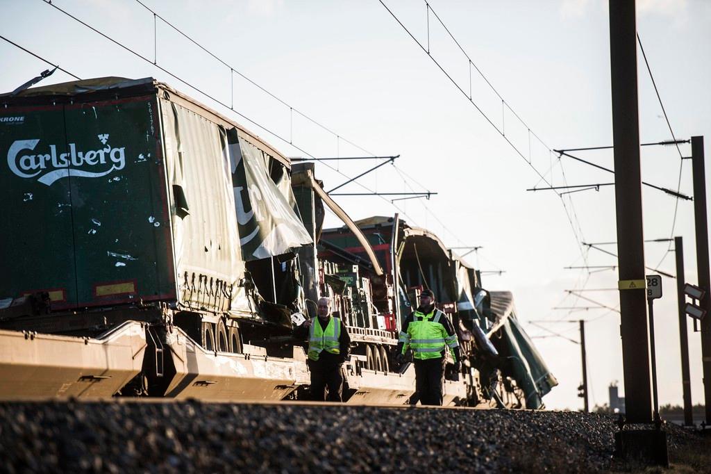 Il treno merci da cui si sono distaccati gli oggetti che hanno colpito l altro convoglio