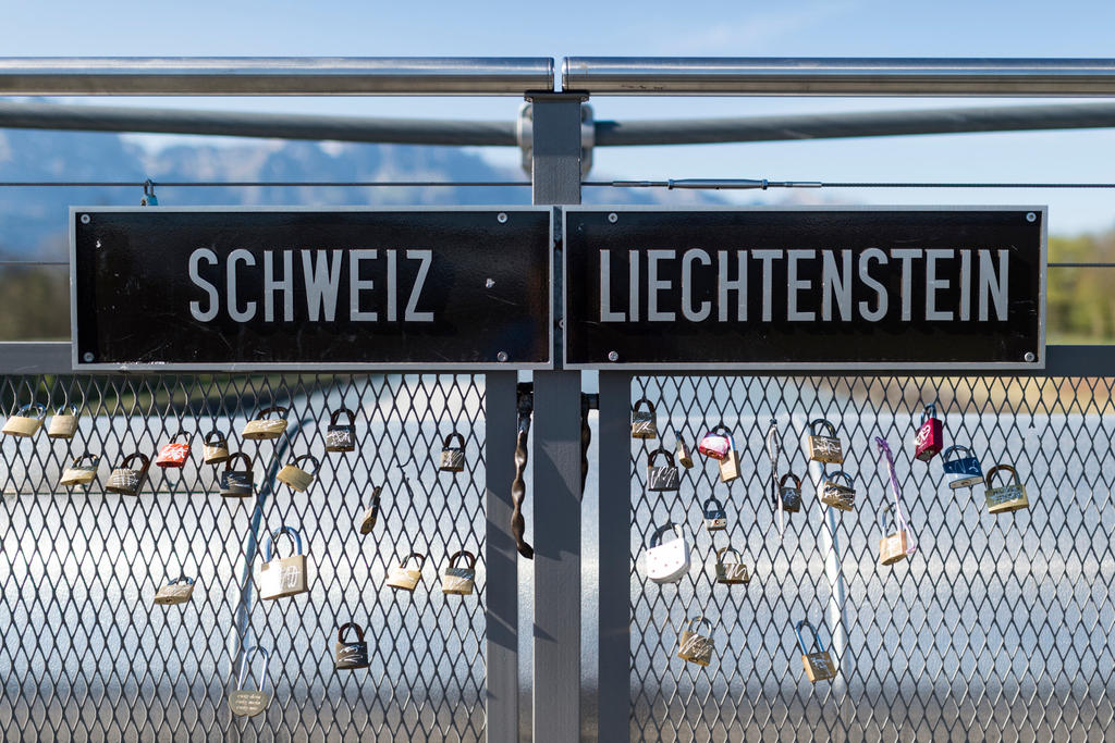 Cartazes com Suíça e Lechtenstein impressos
