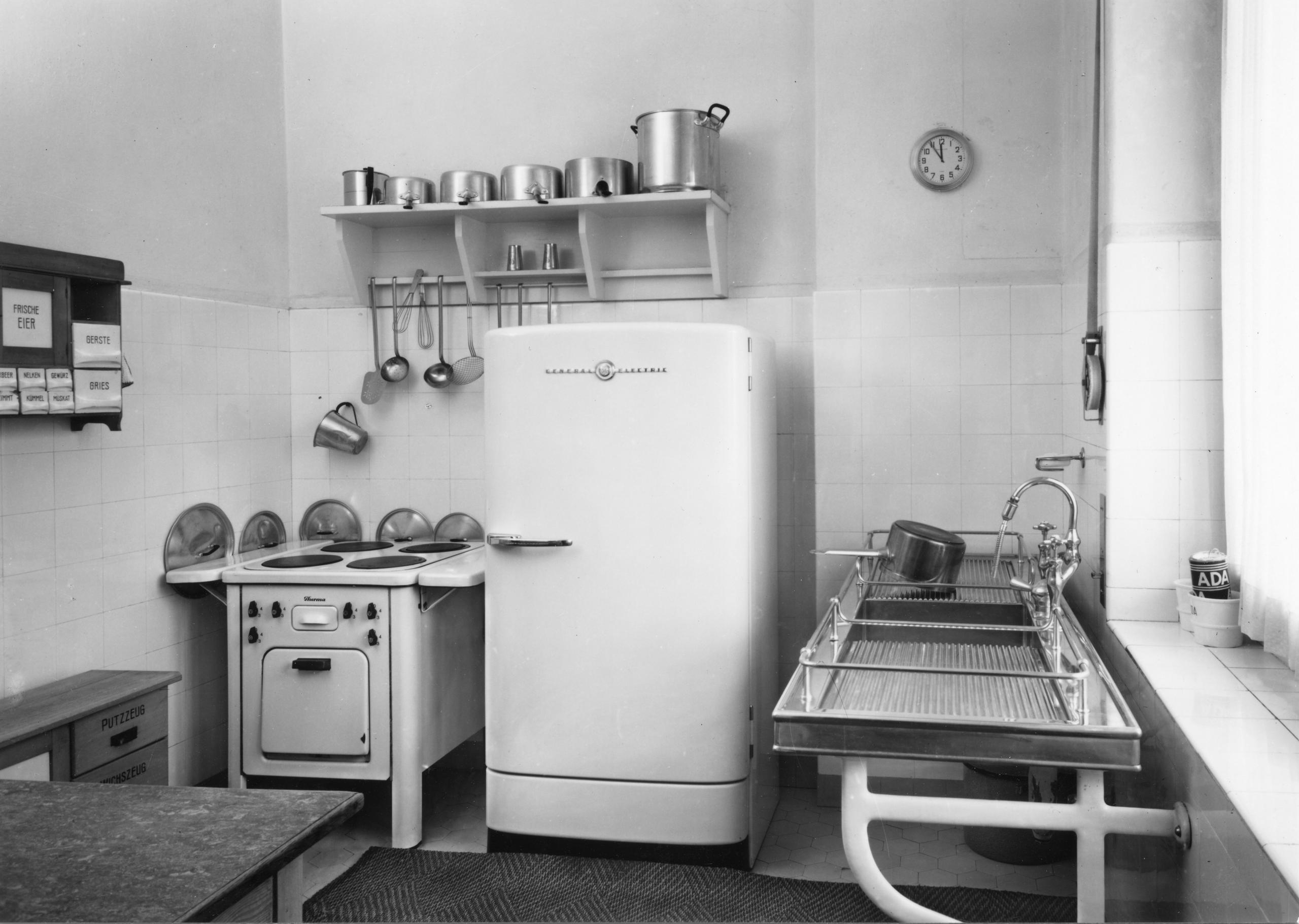 Kühlschrank Herd und Abwaschtrog mit Feuerherd