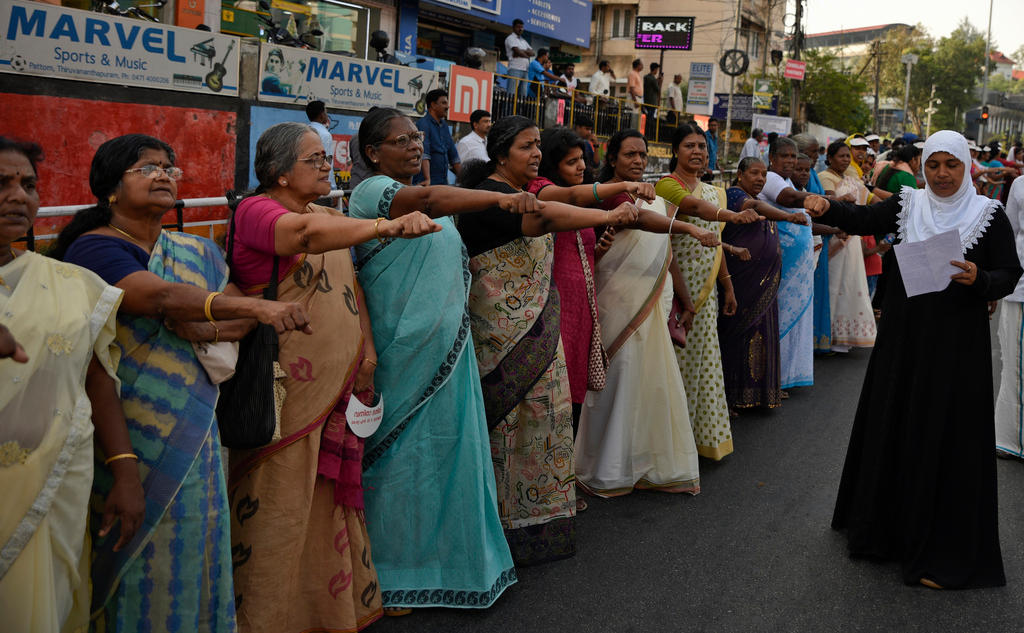 Una lunga fila di donne protestano perché non aver accesso al tempio induista