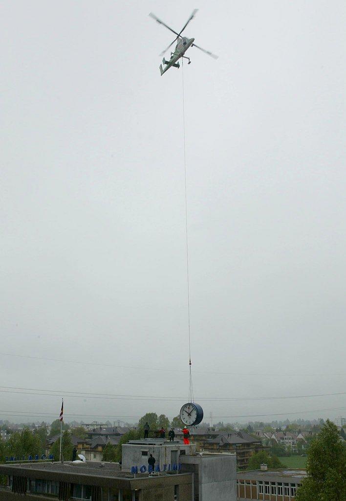 Horloge CFF transportée par hélicoptère.