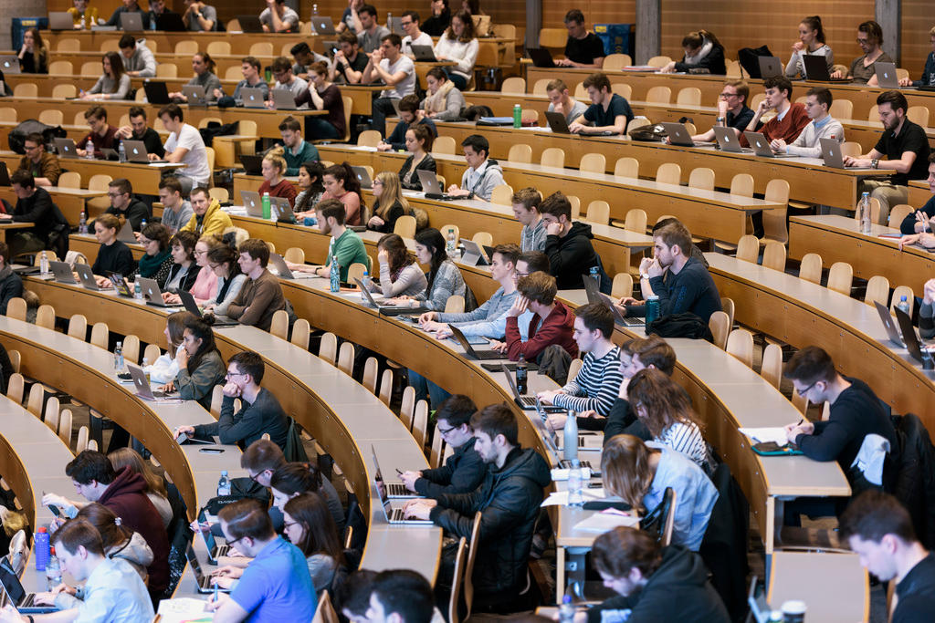 Estudantes em uma sala de aula