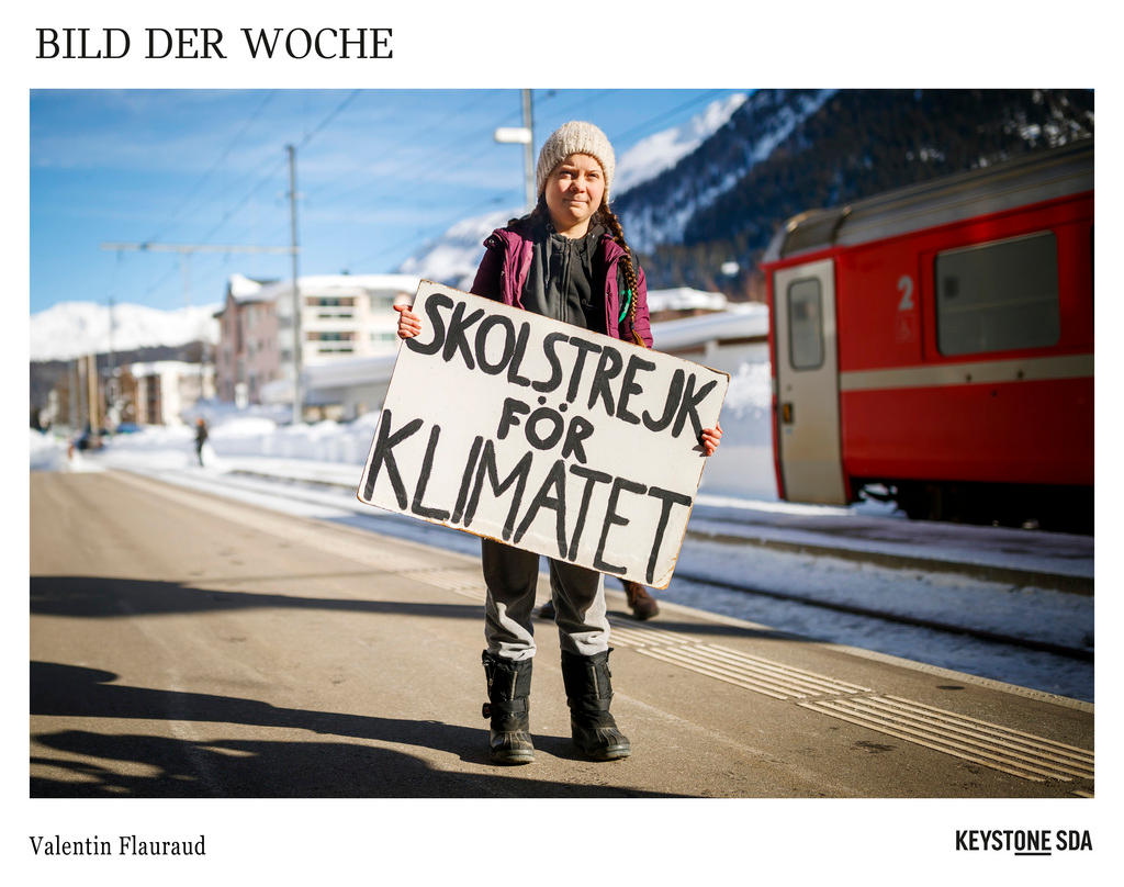 Greta Thunberg a Davos con il suo solito cartello in svedese a favore del clima