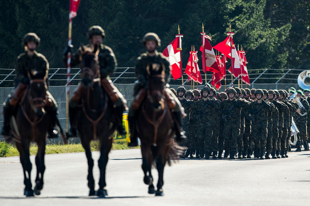 Schweizer Soldaten bei einem Defilee