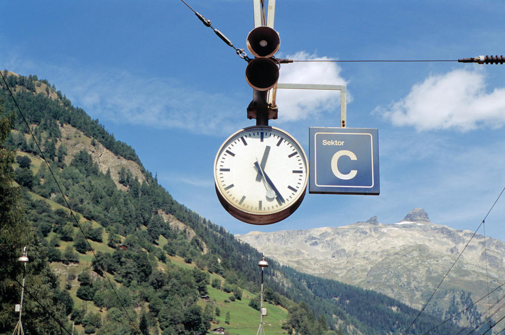 Horloge de gare avec montagne en arrière-plan