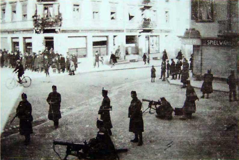 Soldaten stellen Maschinengewehre auf