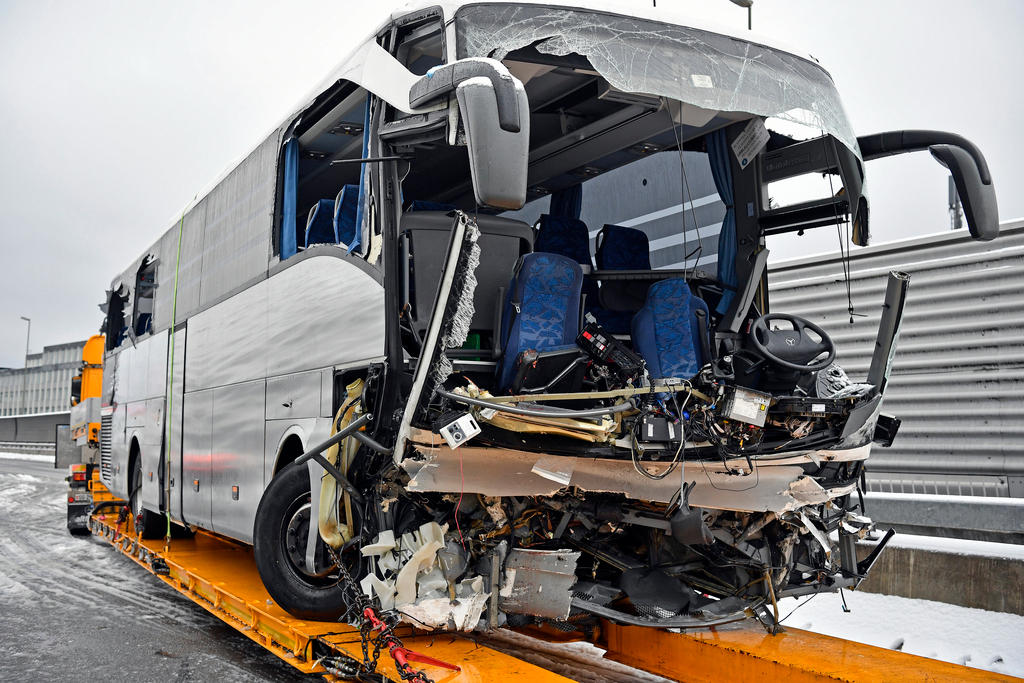 Imágen del autobús con el frente destrozado