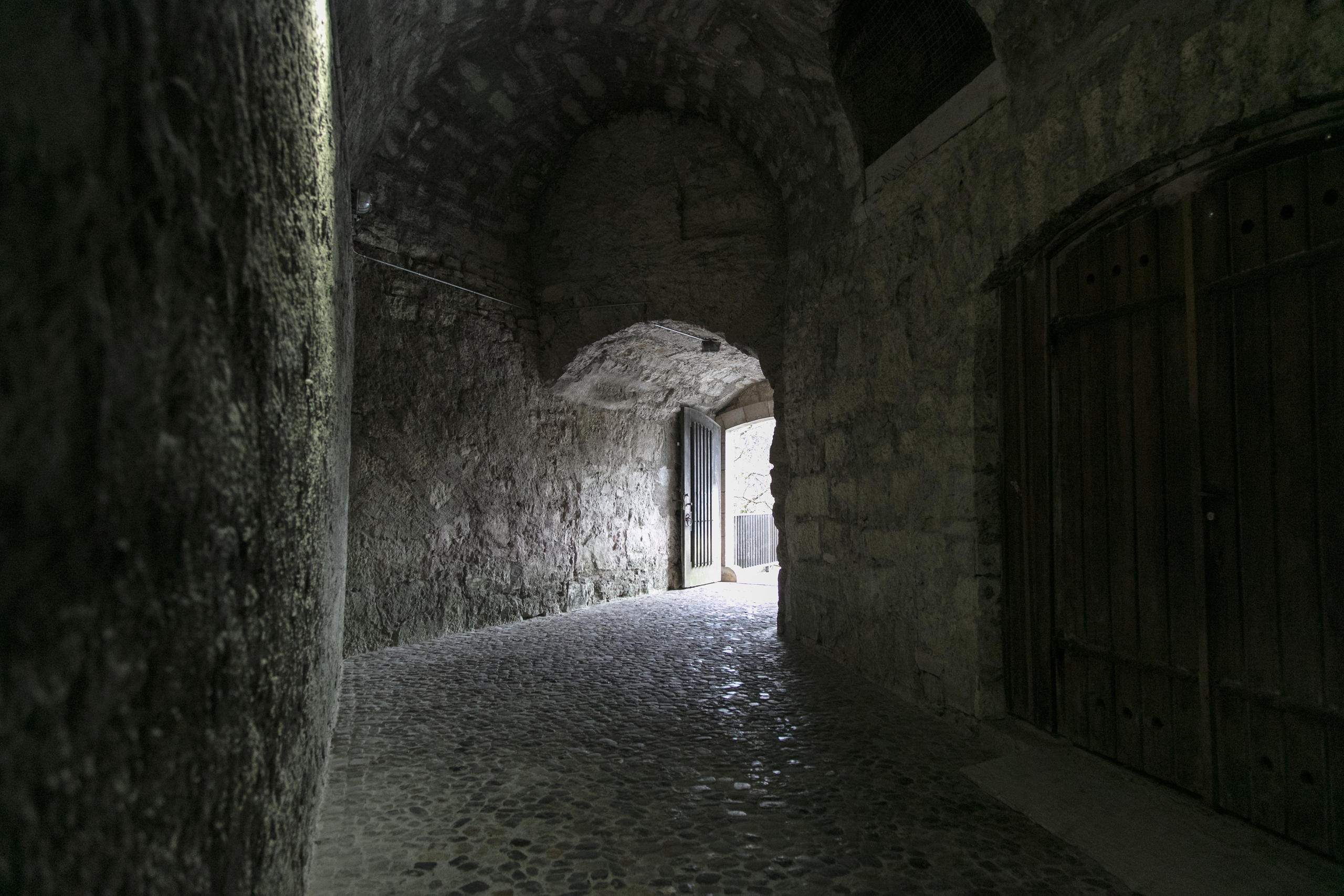 Imagen interna de un pasillo de la torre.