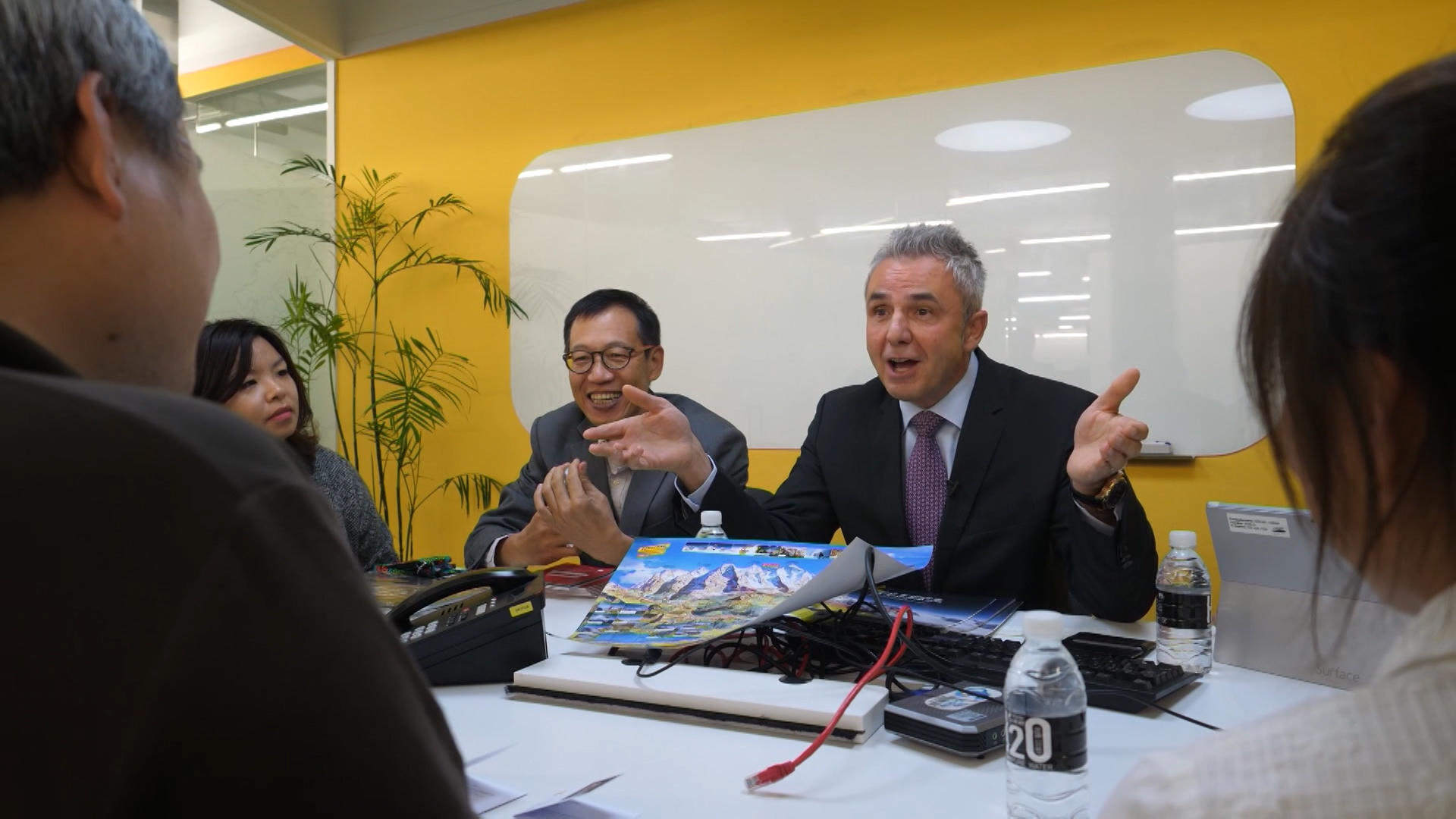 Urs Kessler in a meeting in China