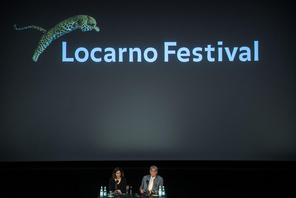 Hinstin e Marco Solari, presidente do Festival de Locarno, sob uma tela de cinema