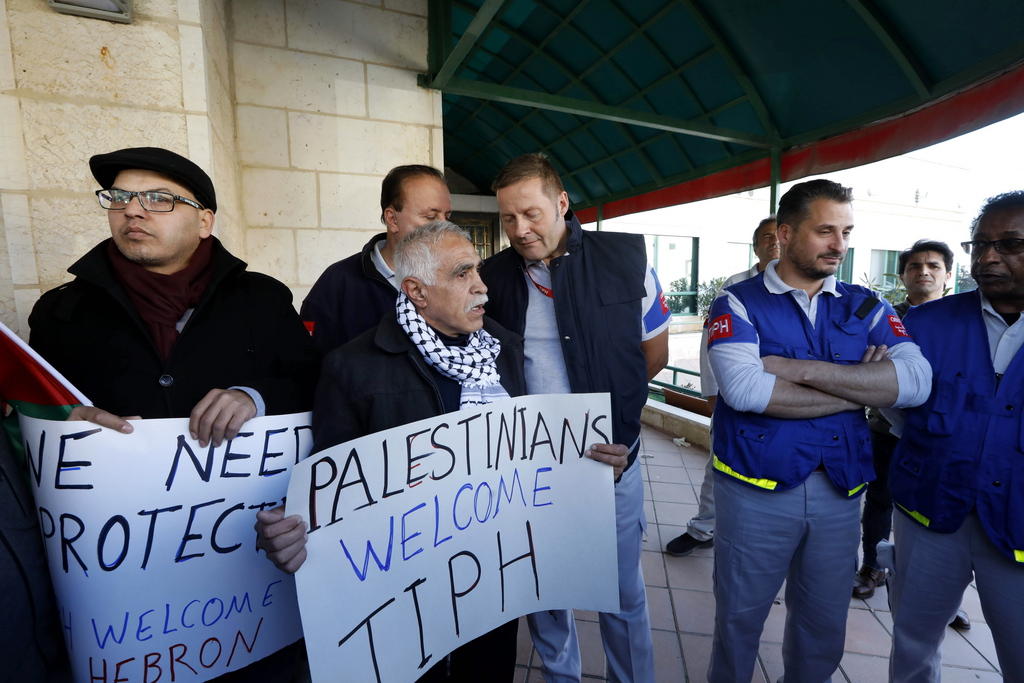 Palestinians demonstrate in favour of the Hebron mission
