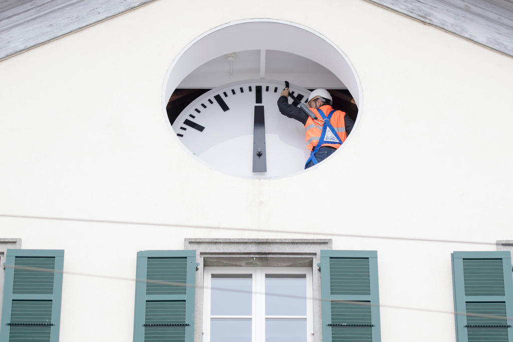 Montage d une horloge dans un trou de mur.