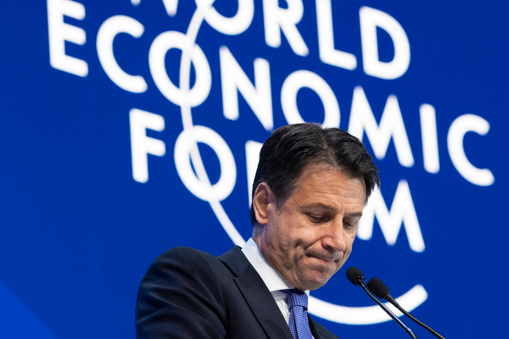 Il premier italiano Giuseppe Conte sul palco del Forum di Davos