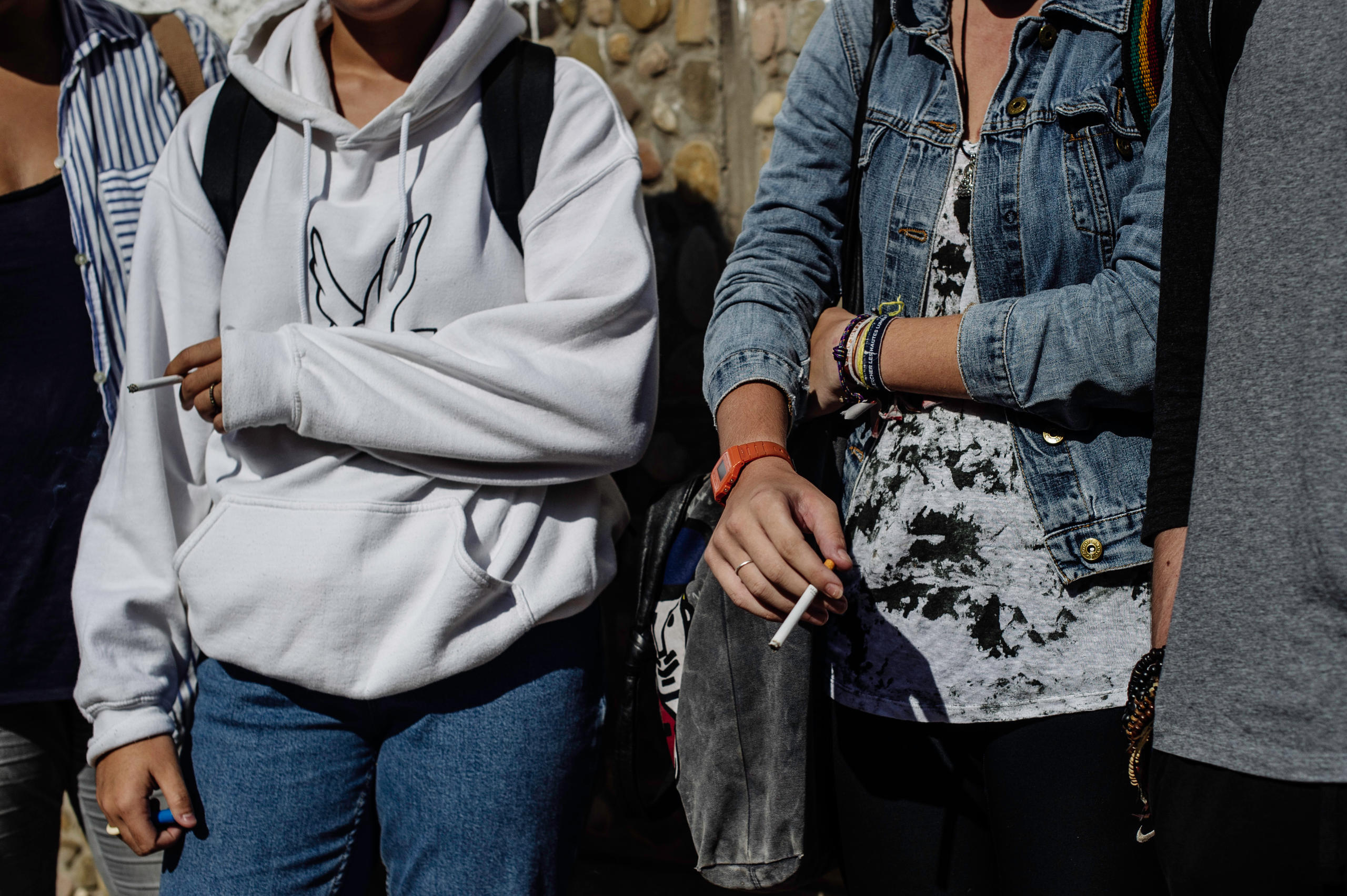 Des jeunes fument des cigarettes