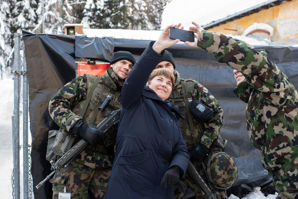 La ministra suiza de Defensa, Viola Amherd, se toma una fotografía con algunos soldados.