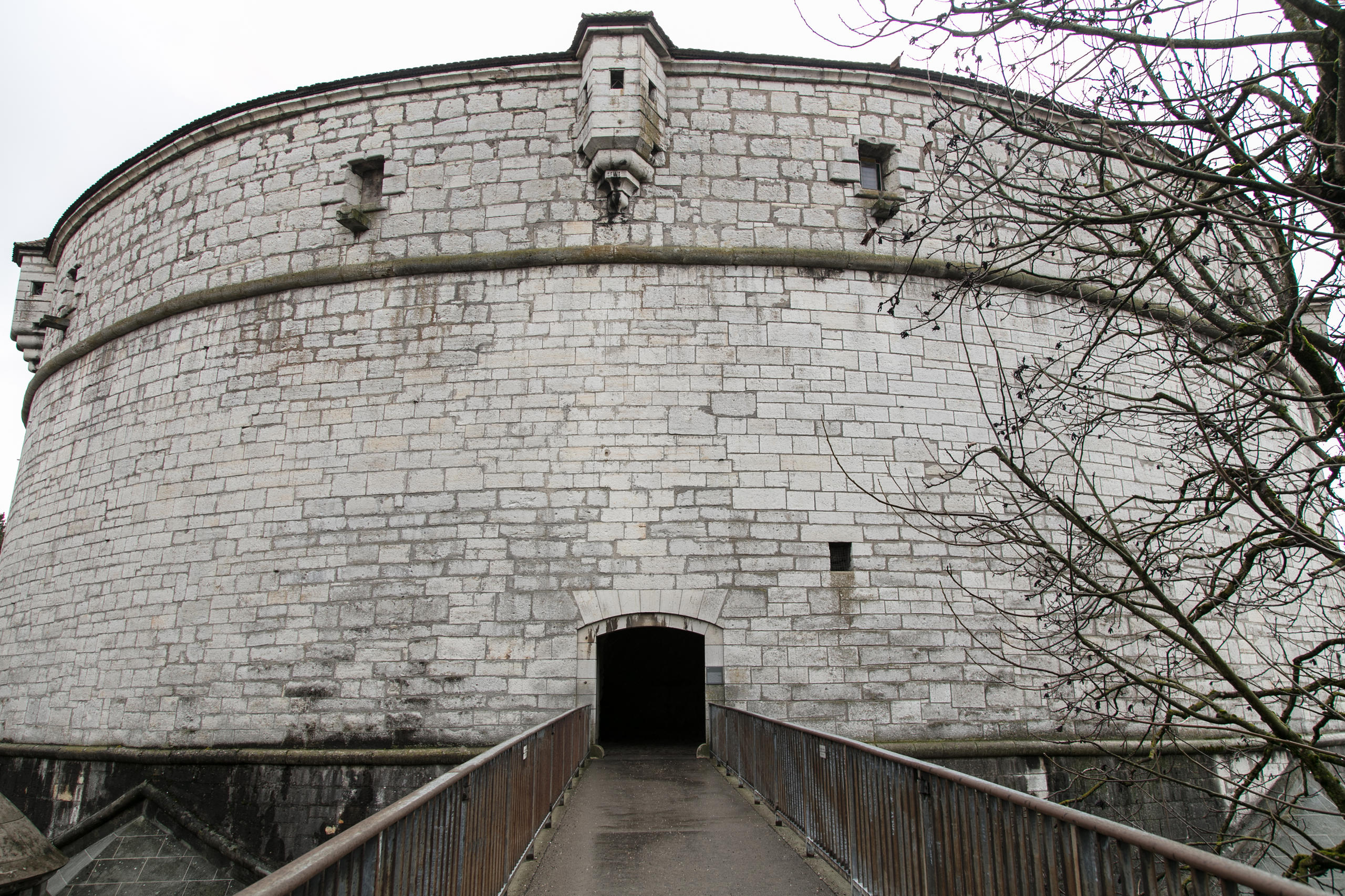 Vue latérale de la fortification