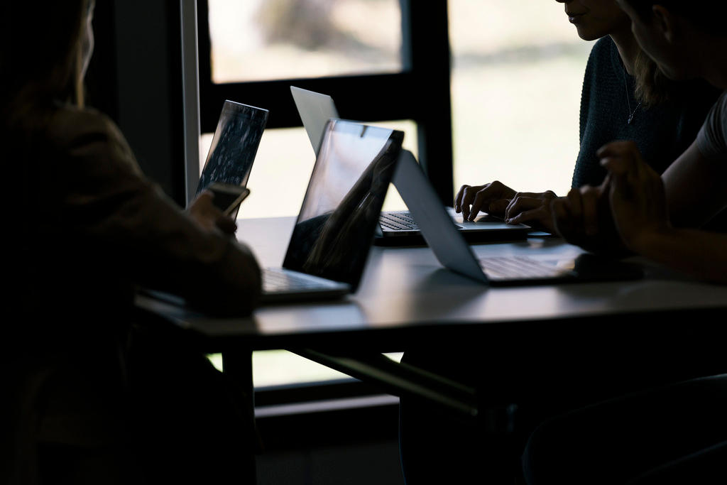 Studenti davanti al computer presi in controluce e resi irriconoscibili