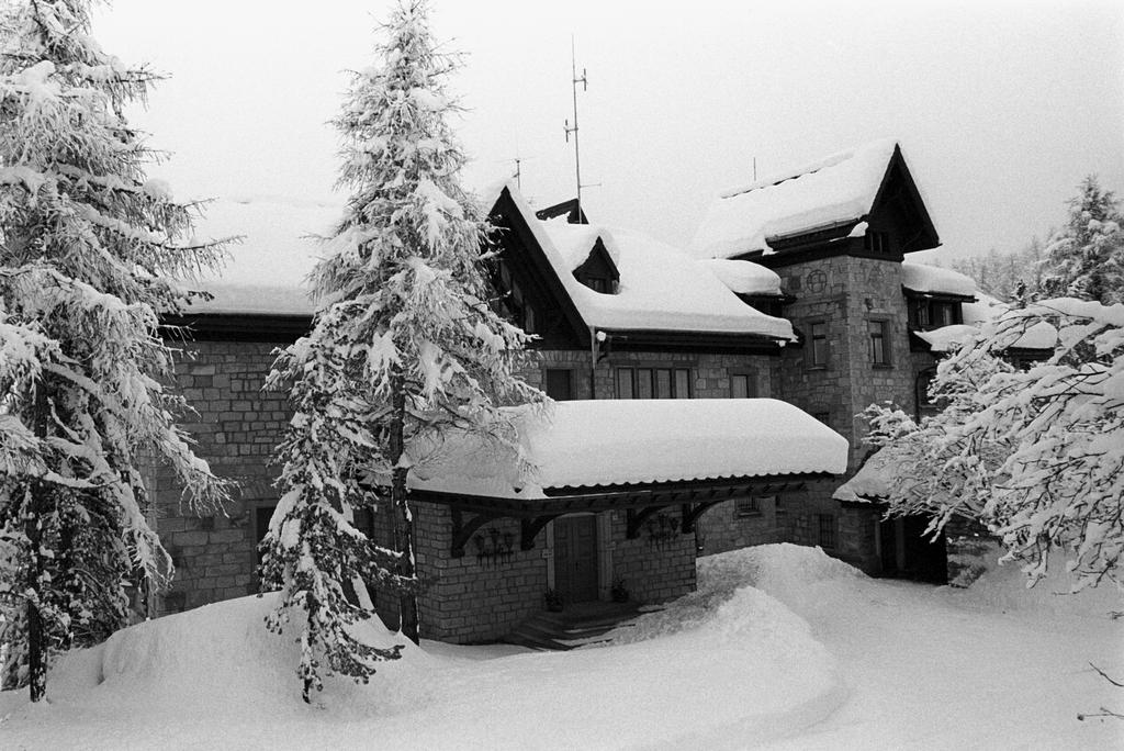 Eine Aufnahme eines grossen Hauses umgeben von Schnee.