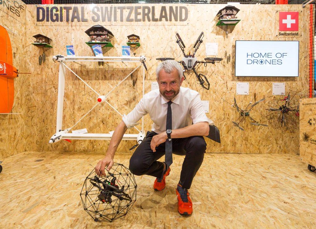 Nicolas Bideau con unos drones.