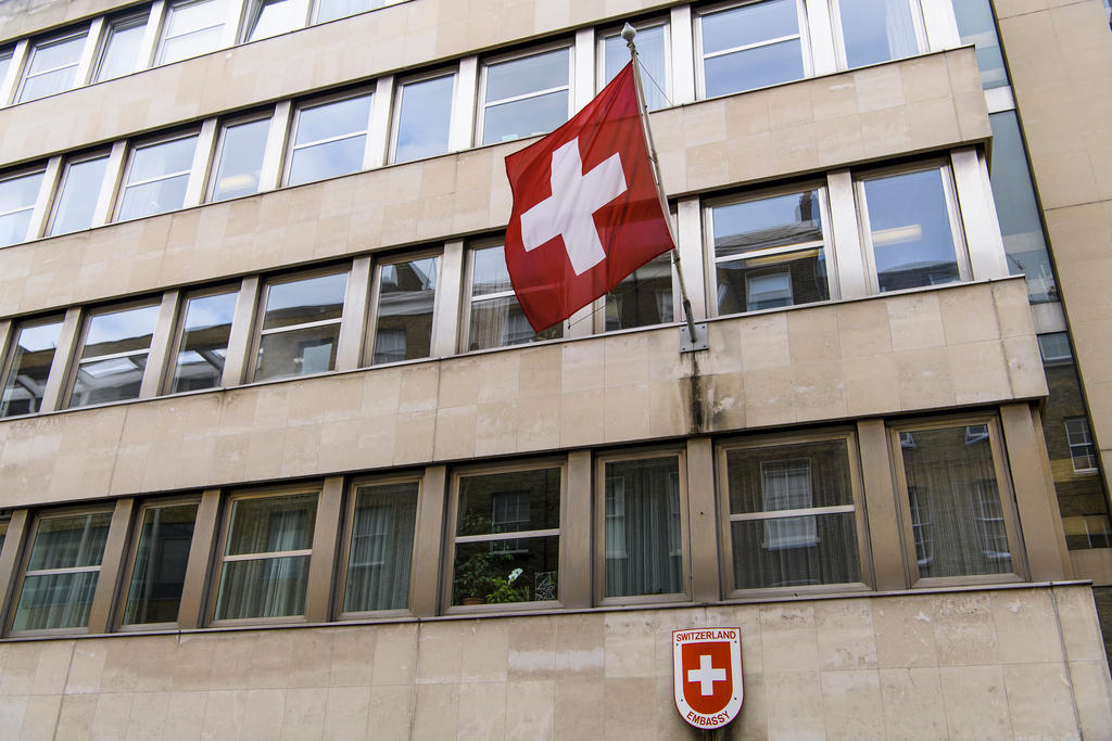 Edificio que alberga la Embajada suiza en Londres con la bandera suiza