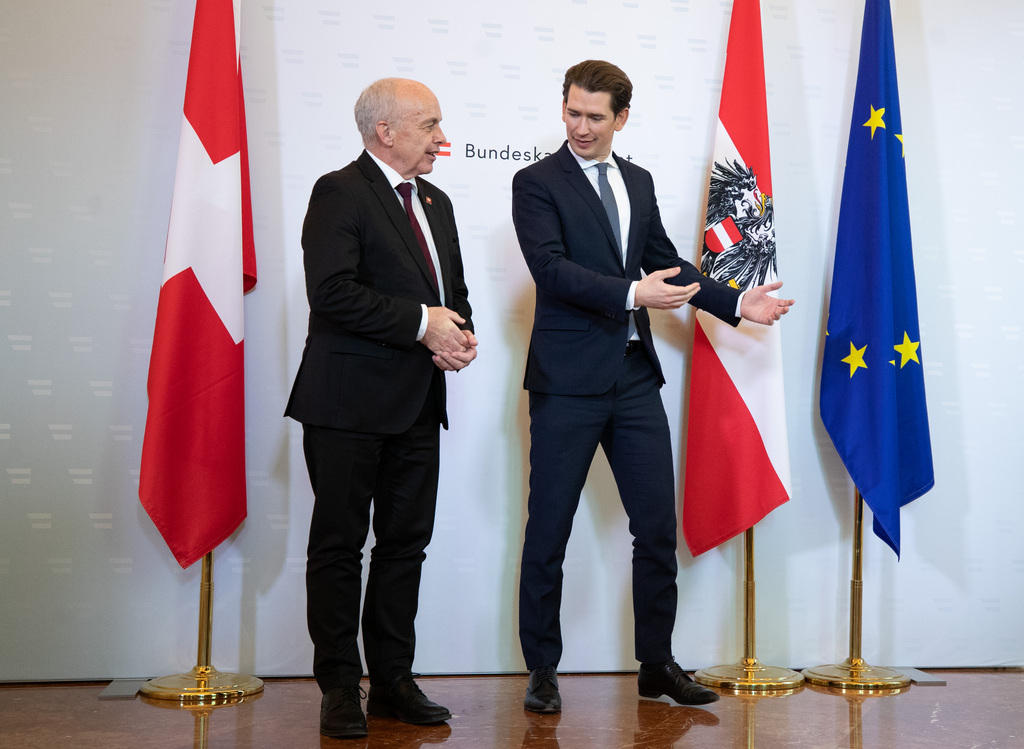 Ueli Maurer insieme al cancelliere austriaco Sebastian Kurz. Sullo sfondo le bandiere dei due paesi e dell Ue