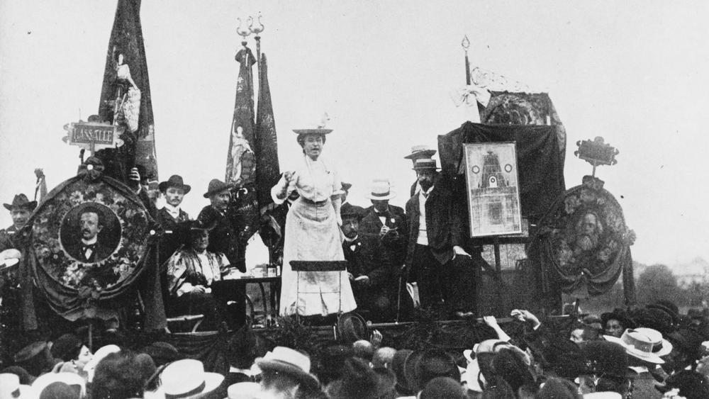 Rosa Luxemburg 1907 während einer Rede in Stuttgart