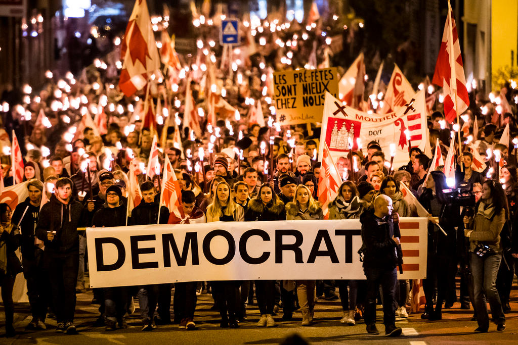 Politische Demonstration mit Schild Democratie