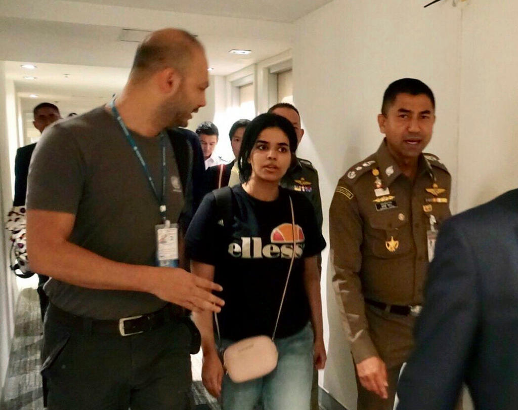 La giovane saudita mentre lascia l aeroporto di Bangkok dove si era barricata per impedire il rimpatrio.