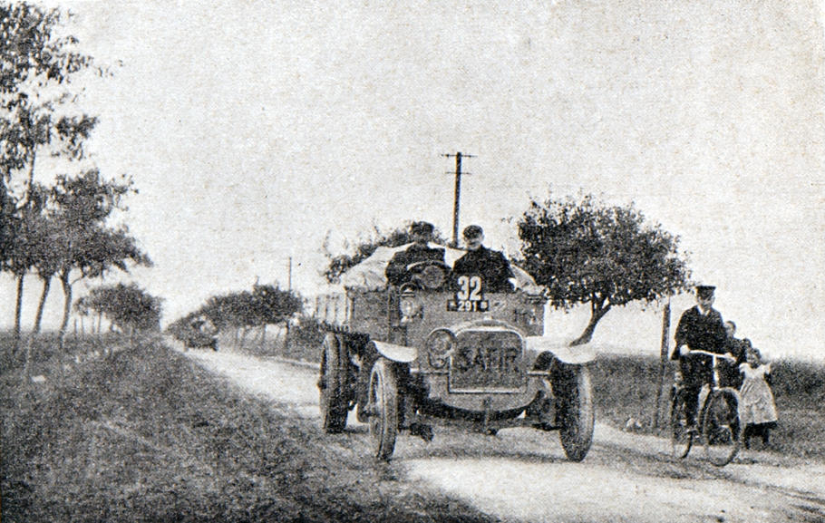 Offener Lastwagen aus dem Anfang des 20. Jahrhunderts auf einer schmalen Landstrasse